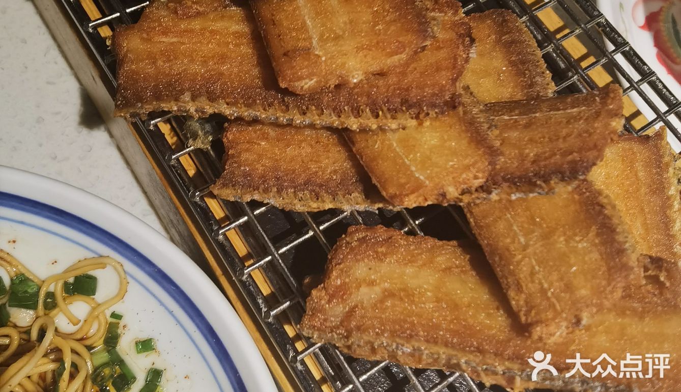 上周在虹口老头儿油爆虾前有23桌果断放弃今到店1点没排队油爆虾卖完了点了个沼虾王实物很大VS基围虾像吃大只小龙虾吃好祖宗一定要坐这个火车我走都比他开得快可算哄回家了这周第一周幼儿园生活结束我感觉他是去聊天的吃饭深受老师表扬吃货本色不改继续加油