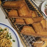上周在虹口老头儿油爆虾前有23桌果断放弃今到店1点没排队油爆虾卖完了点了个沼虾王实物很大VS基围虾像吃大只小龙虾吃好祖宗一定要坐这个火车我走都比他开得快可算哄回家了这周第一周幼儿园生活结束我感觉他是去聊天的吃饭深受老师表扬吃货本色不改继续加油