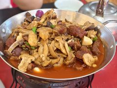 红烧藏香猪-南渝食府.墨脱石锅松茸鸡