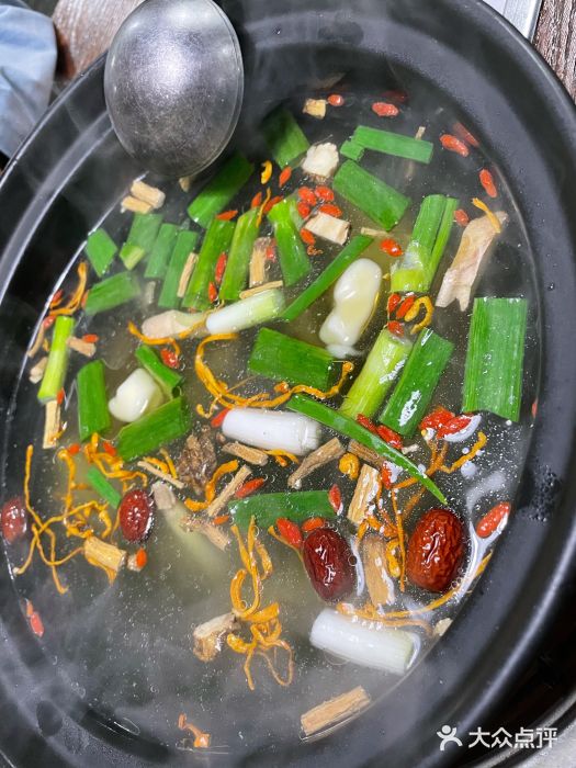 陆记牛庄·碳锅龙虾烧烤(爱上花园店)清汤养生锅底图片
