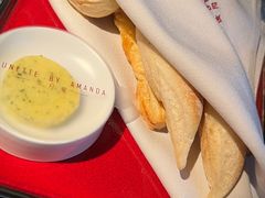 餐前面包配黄油-弦月窗LUNETTE BY AMANDA(复兴路店)