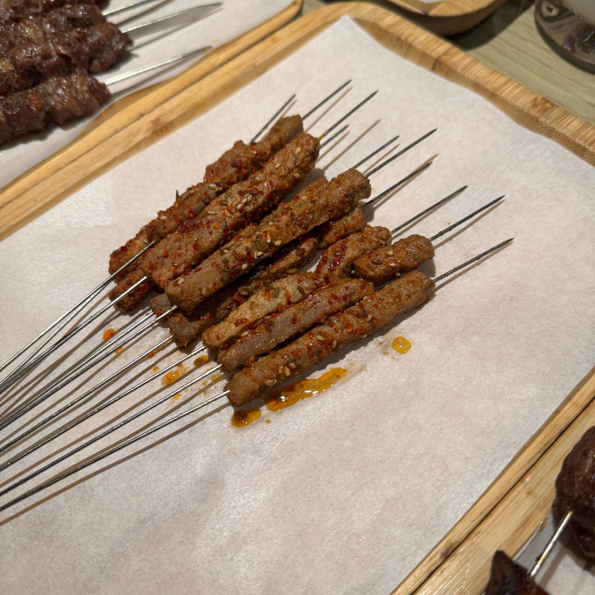 这家牛肉小串精选牛后臀部位的肉,质量更是没得说