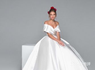 简约即经典,给你准备了九款超美的缎面婚纱