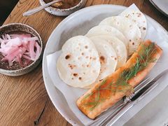 烟熏三文鱼配烤饺子皮和芥末籽酱-BOR Eatery(安福路店)