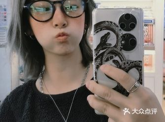 一款是太阳镜，另一款是镜框