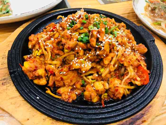 打分 总体不错 锅包肉好吃 铁板鱼籽也不错 冷面还有待提高 服务周到