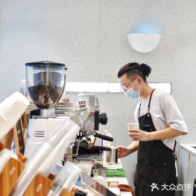 已经闻到了秋天的味道，来一杯Manner热澳白吧