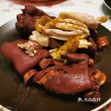 其实是酸酸的口味，很微妙。有调酒吧台，也有自助饮料