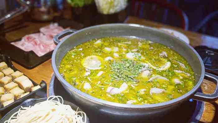 点了藤椒锅底,花椒味很爽,不是很辣.