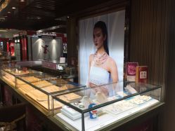 -潮宏基(大商新玛特店)