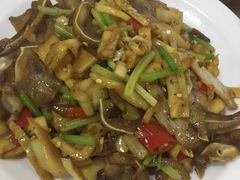 酸笋烧猪耳-牛八宝桂林米粉(八里庄店)