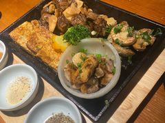 铁板黑椒雪花牛里脊配黄油煎时蔬-鳗鱼家·深夜食堂(军博店)