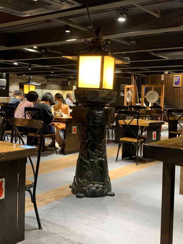 和府捞面(福州路店)-"餐厅很大,分两层,下午三点多基本没什么人.