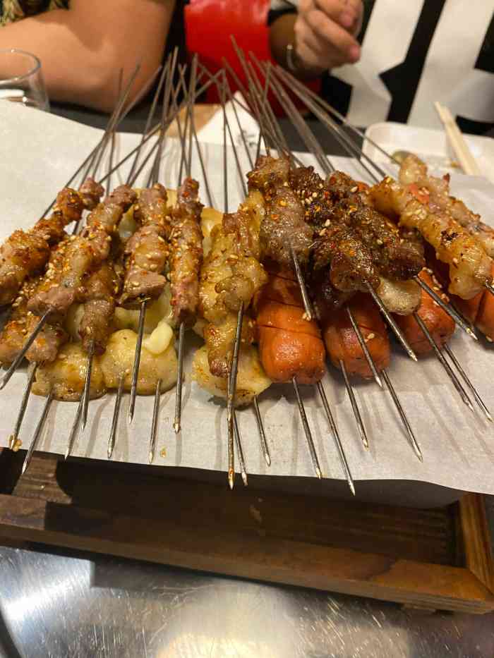 男朋友晚上临时从金州回来,他就喜欢吃烧烤我便就近挑了好久挑到这家