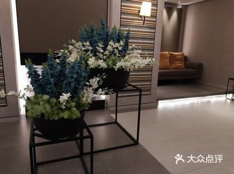 门面不大，外面看起来像一个停车场，里面才是大厅
