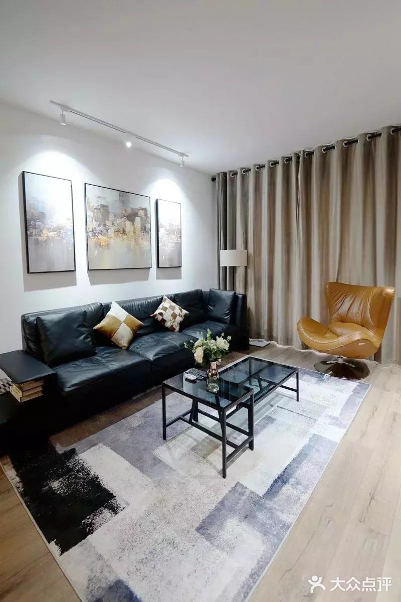 布置出一个低调奢华的华丽空间感。