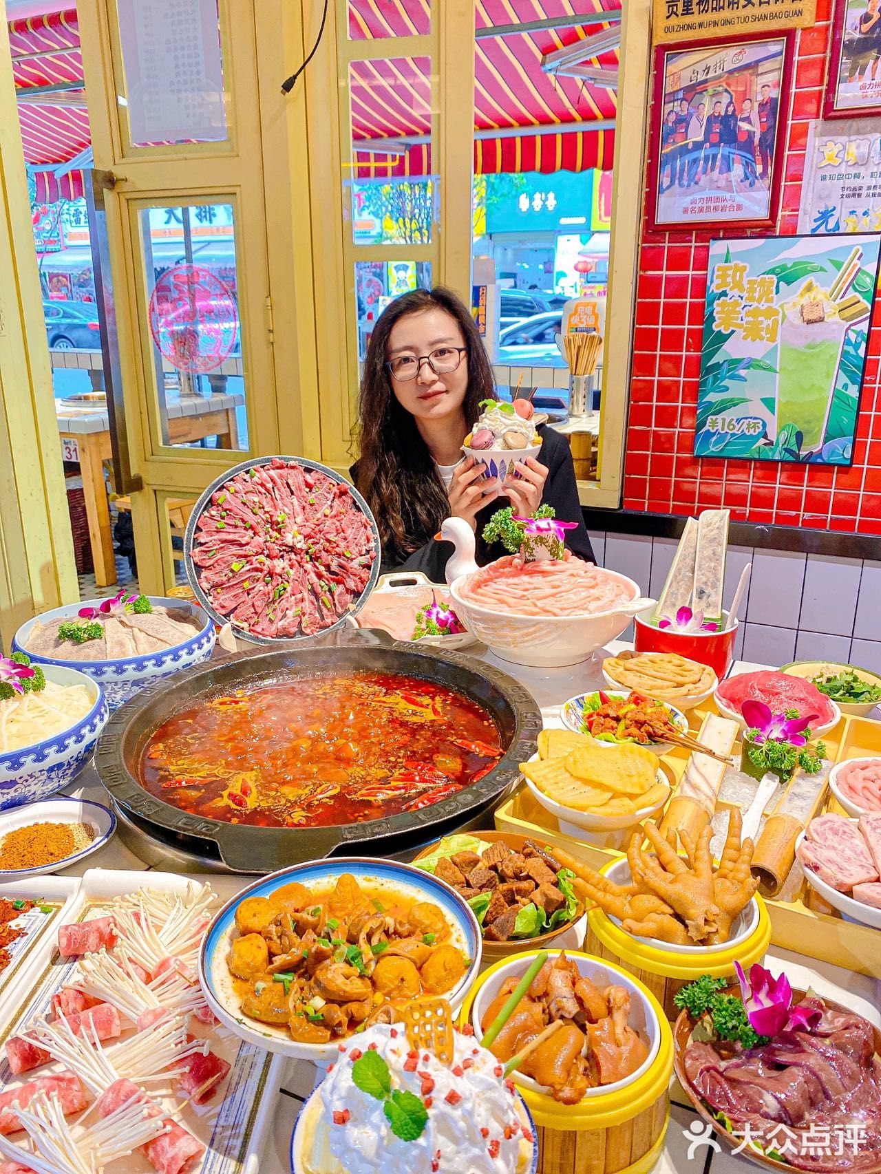 在火锅店吃冰沙卤味吃到爽⁉️体验感真的太绝