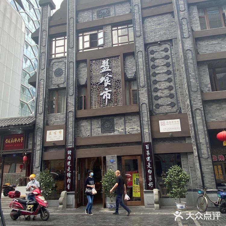 本地人排队打包买,一个就3两的肉馅大包