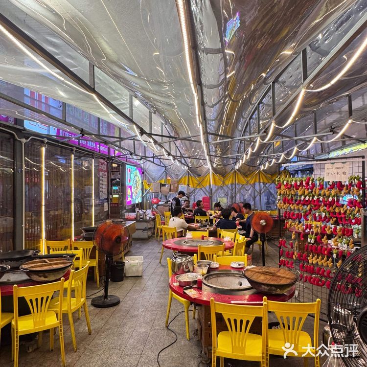 被路边的烟火气勾住脚!土灶台炒出的鸡肉香到骨