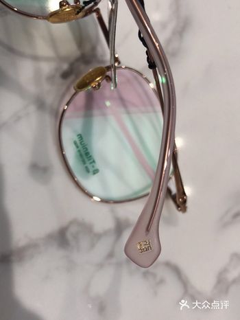 去配眼镜，第一眼就看上了这个镜框，玫瑰金的镜框