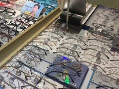 -美式眼镜·授权蔡司.依视路.尼康.豪雅.明月(人民广场店)
