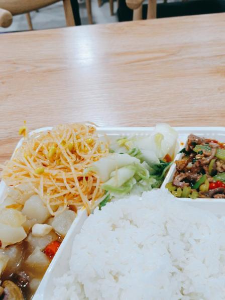 超市里盒饭12元,价格美丽,解决上班族的工作餐很给力