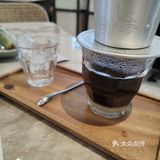 越式鲜虾纸米卷比较清爽的一道菜，配上酱料还ok