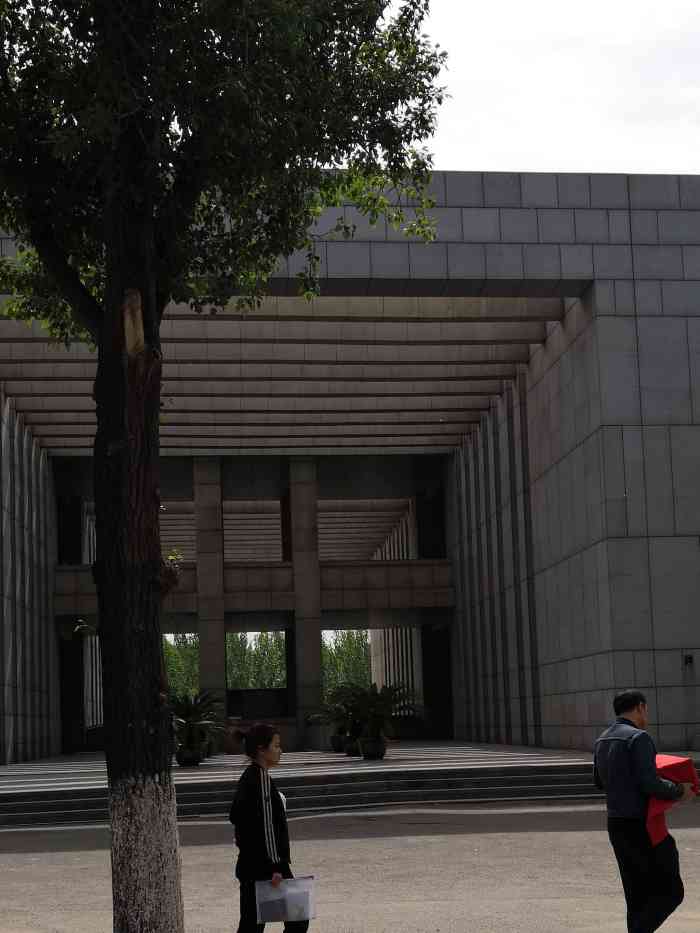 沈阳市回龙岗墓园停车场-"人在的时候总以为来日方长什么都有机会.