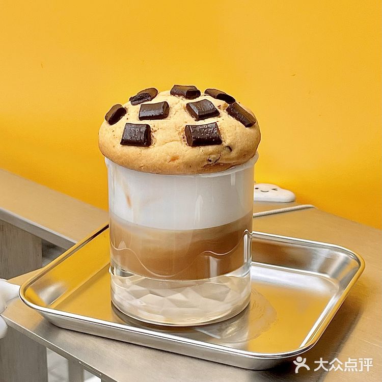 可以把曲奇沾着奶泡喝搅拌一下味道更嗲！