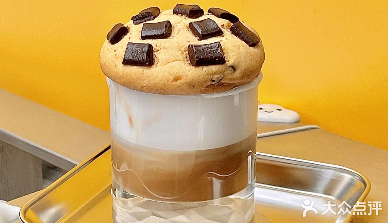 可以把曲奇沾着奶泡喝搅拌一下味道更嗲！