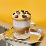 可以把曲奇沾着奶泡喝搅拌一下味道更嗲！