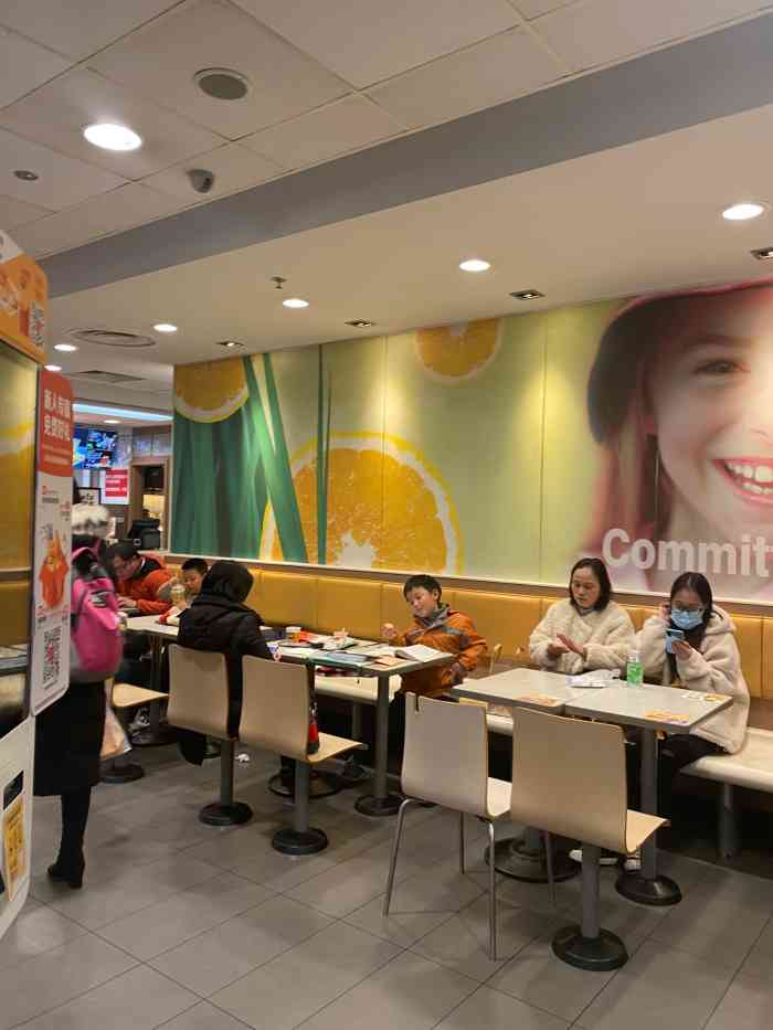 麦当劳(曹杨路轻轨店)-"这是一家开在地铁入口里的麦当劳,所以对于.