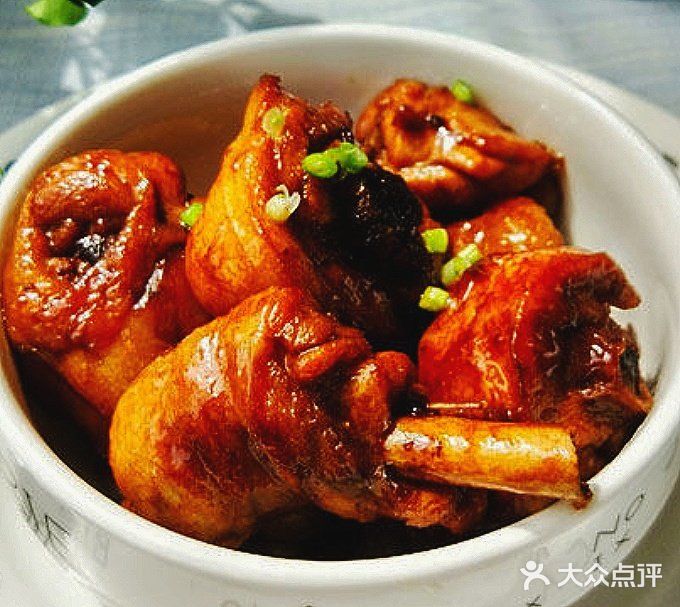 热锅热油，爆香葱蒜、洋葱、八角，下鸡块