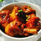 热锅热油，爆香葱蒜、洋葱、八角，下鸡块