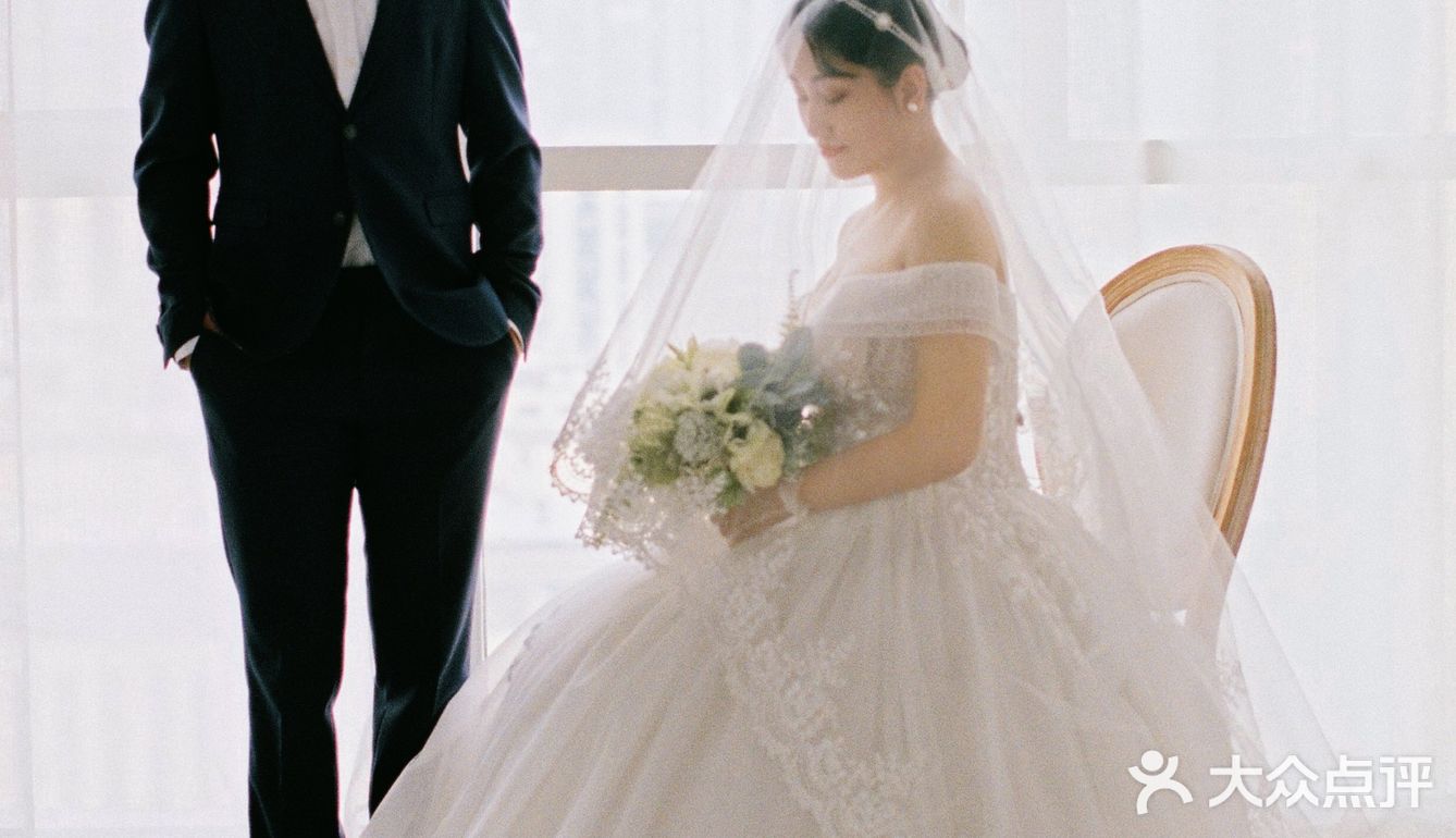 摄影师为了拍完这对客人，已经用光了她所有会的英语