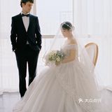 摄影师为了拍完这对客人，已经用光了她所有会的英语