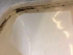 卫生间洗手水槽藏污纳垢-全季酒店(上海徐家汇肇嘉浜路店)
