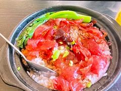 腊味三宝煲仔饭-港澳烧卤馆