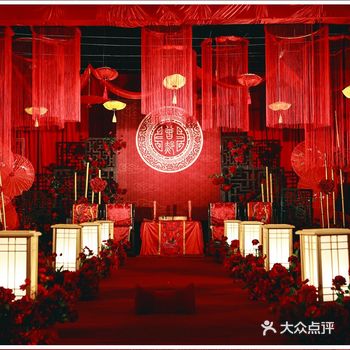你是我心中最美的花朵，任凭风雨永不凋落；我是你眉梢最