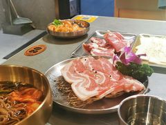 -围炉肉舍•炭烤活鳗•丹东海鲜烤肉(步行街店)