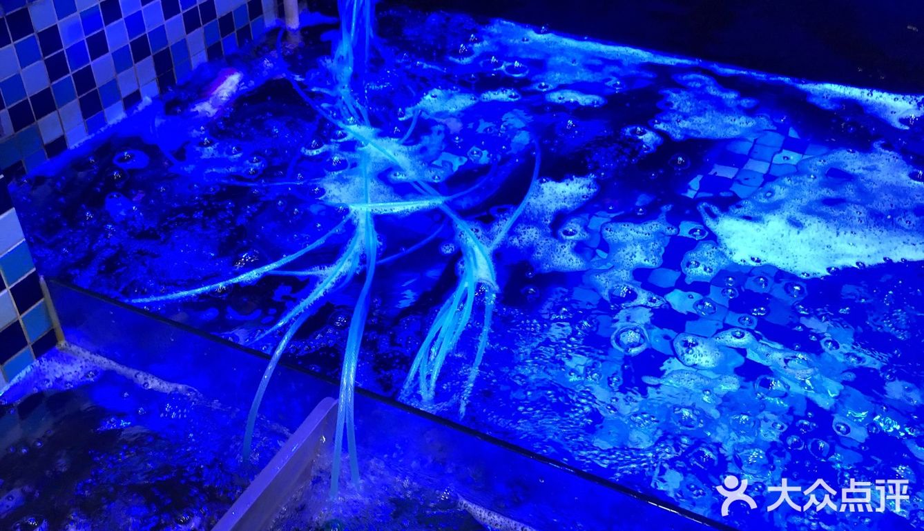 家门口好吃的铁锅炖[调皮]