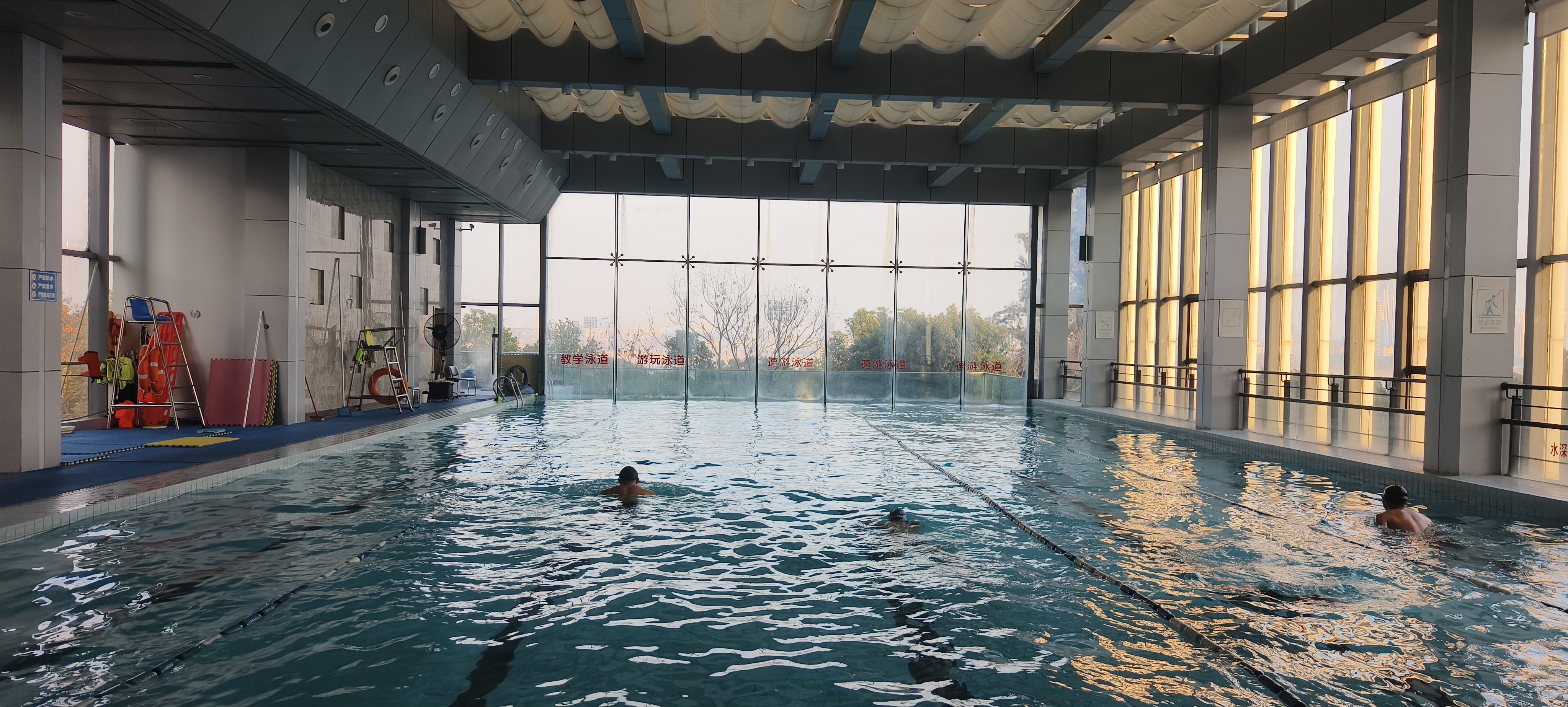 这是个在小区里的游泳健身店,住在小区里面