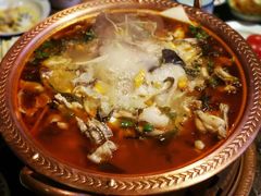 老坛酸菜美蛙鱼-沪小二炭火蛙锅(淮海中路美食不夜城店)