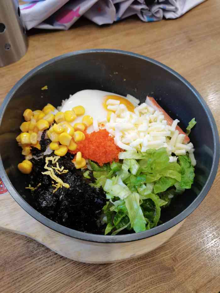 鱼籽村秘制拌饭-"下了班随便找的一家店,看着店里人不多,想.