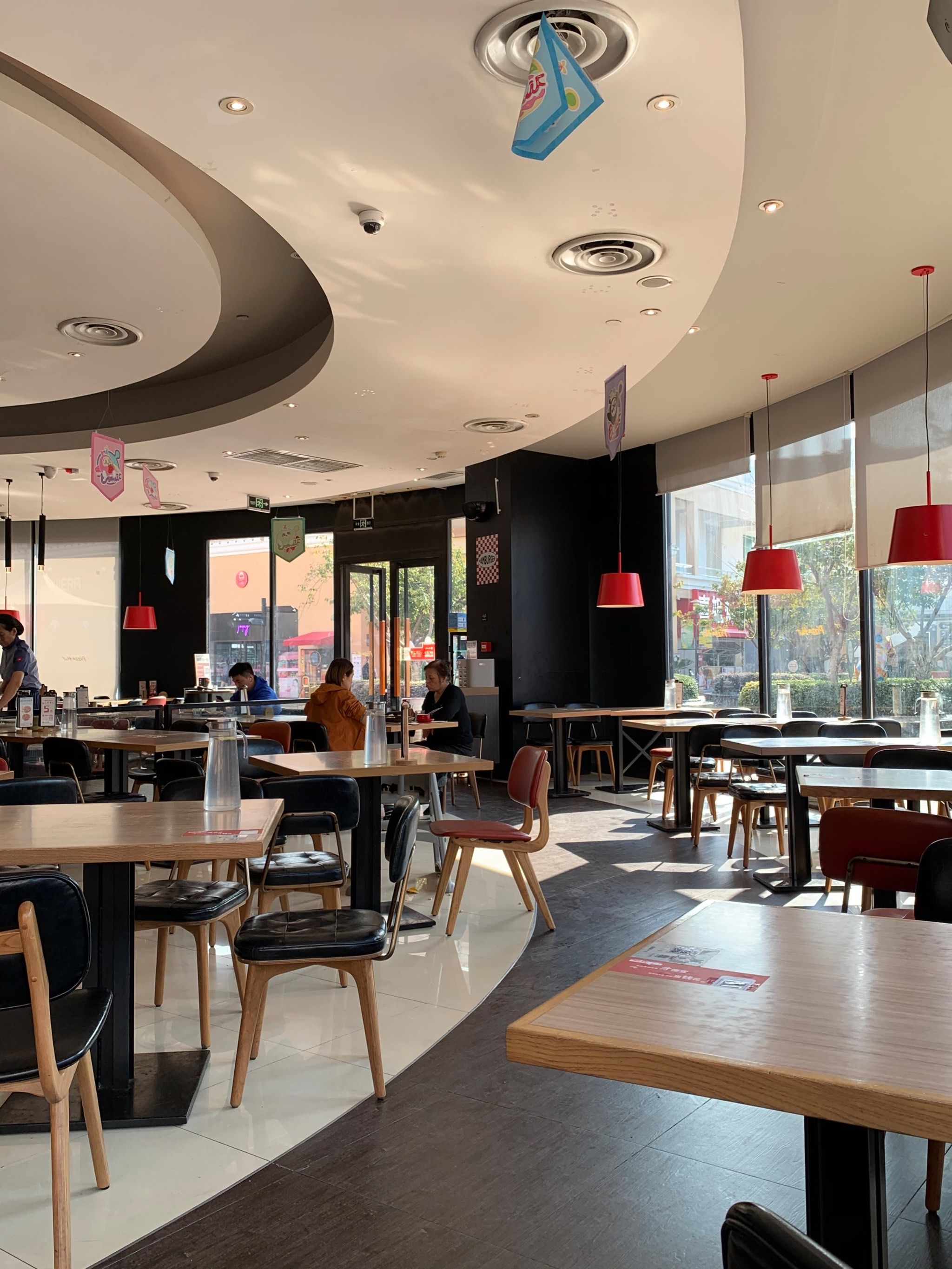 奥特莱斯的必胜客环境还不错～ 挺休闲的