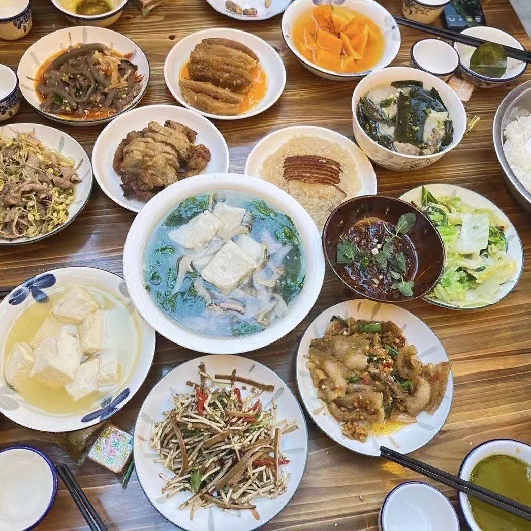 生土长的道真人不同于传统的饭席三幺台的特色就在于要分为茶席