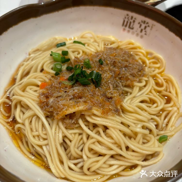 关键还能免费续一次粉丝 蟹粉拌面:面是比较劲道的