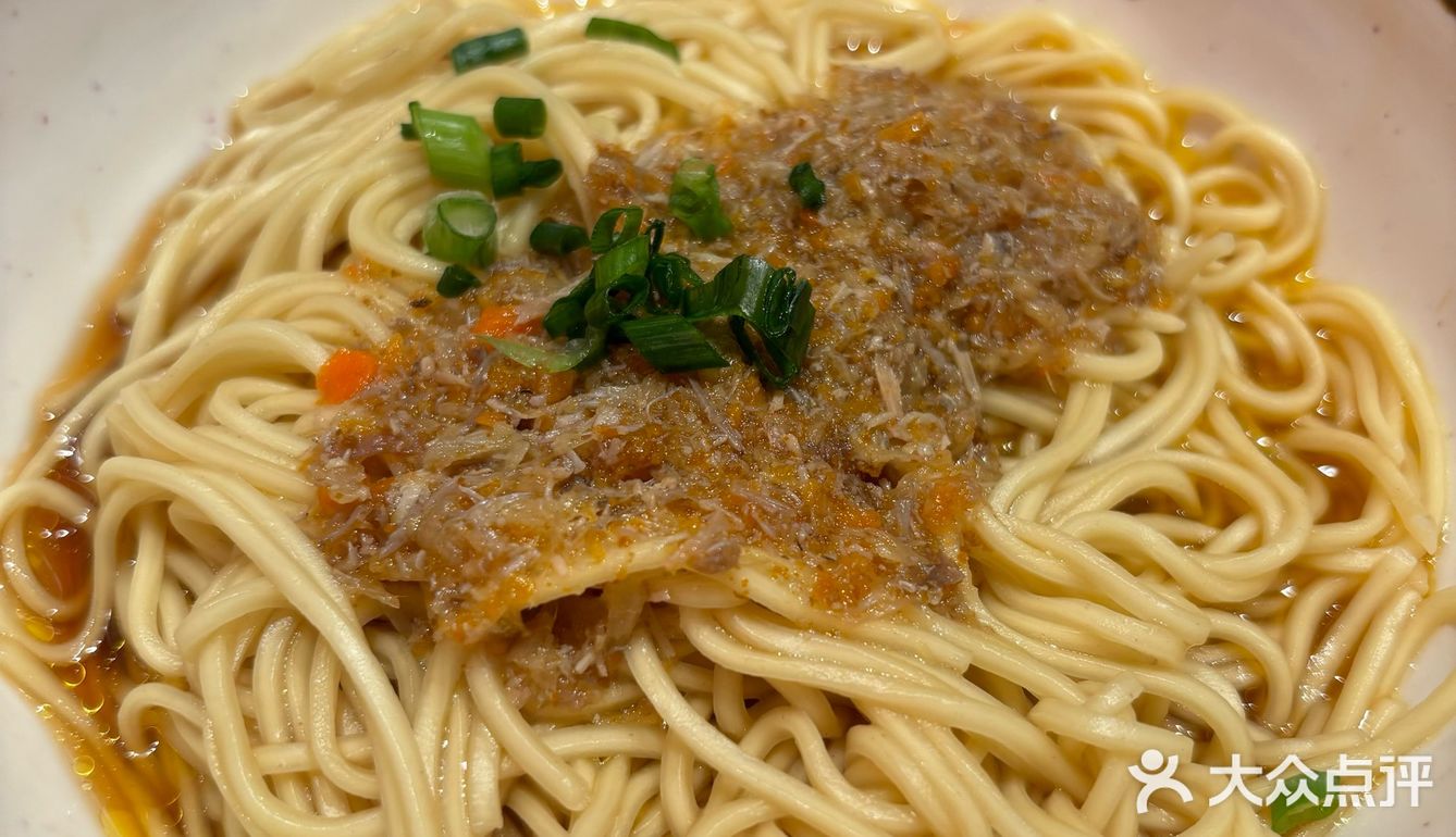 关键还能免费续一次粉丝 蟹粉拌面:面是比较劲道的