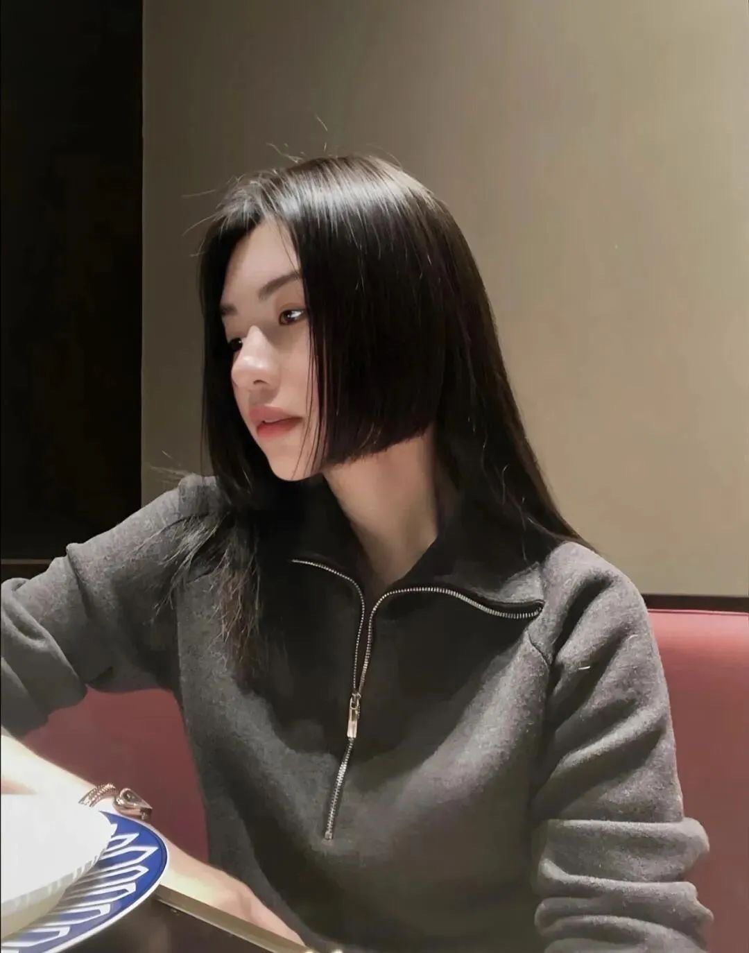 公主切可修饰脸型,如遮挡颧骨,下颌角,让脸部线条更柔和精致