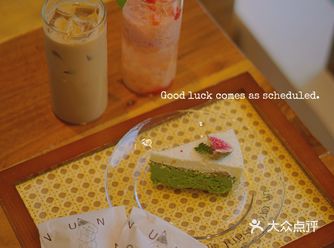 被鲜花包围的玻璃小屋韩风咖啡店️